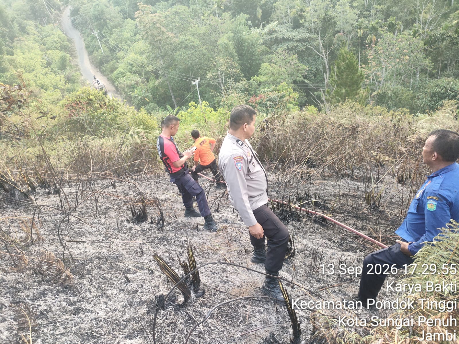 Polsek Sungai Penuh Bersama Damkar Padamkan Karhutla Seluas 0,5 Hektare di Ulu Air